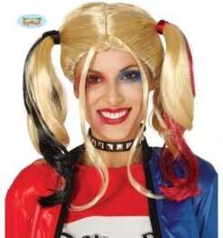 Harley Pruik Met Blonde Staarten En Rood-zwarte Accenten